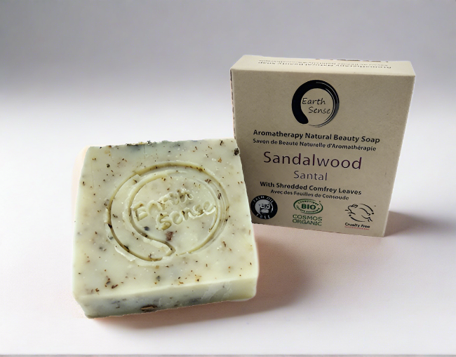 Savon Solide Bio Certifié – Bois de Santal avec feuilles de consoude râpées – 90 g