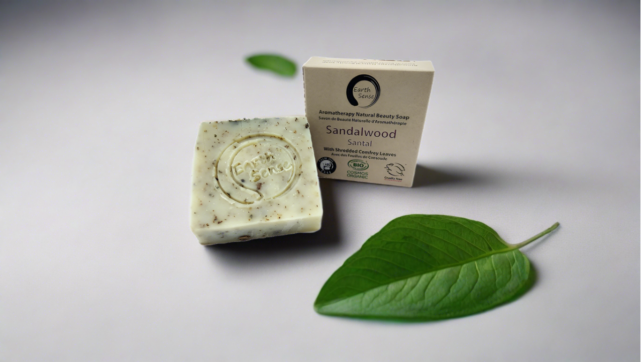 Savon Solide Bio Certifié – Bois de Santal avec feuilles de consoude râpées – 90 g